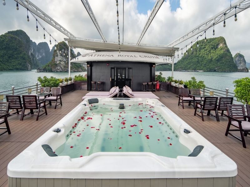 Mỗi khoảnh khắc trên Athena Royal đều trở thành trải nghiệm đáng nhớ trong hành trình khám phá Vịnh Hạ Long.