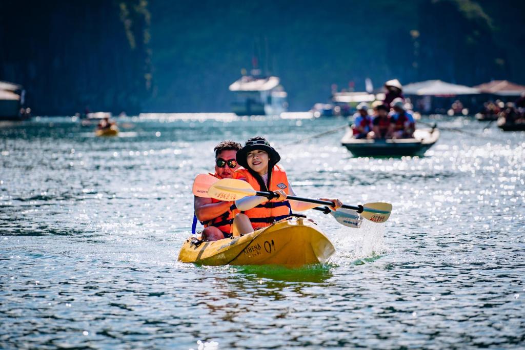 Du khách thỏa sức chèo kayak trên vịnh biển mênh mông