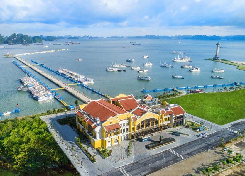 Athena Signature neo đậu tại Cảng tàu khách Hạ Long
