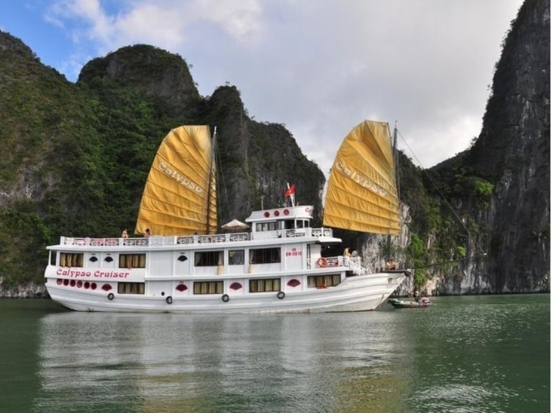 Du Thuyền Calypso Hạ Long với bề ngoài trang nhã, nội thất hiện đại, sang trọng sẽ mang lại sự thoải mái cho mỗi chuyến đi.