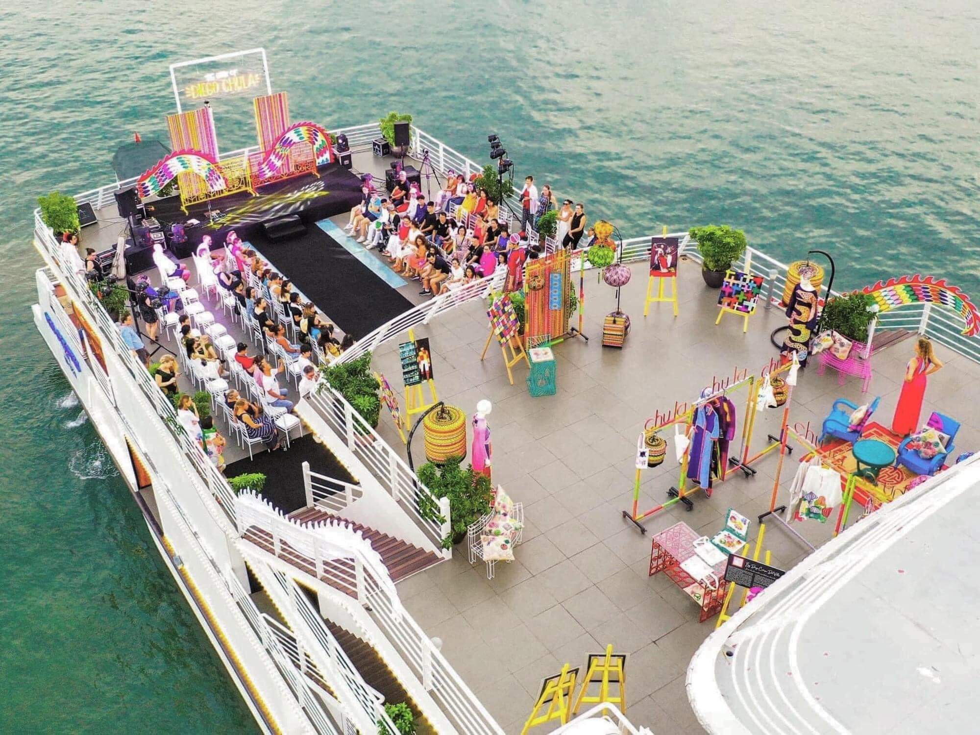 Du thuyền Dolphin Hạ Long 6 sao với lịch trình đẹp, dịch vụ tiêu chuẩn, không gian sang trọng giữa vịnh di sản.