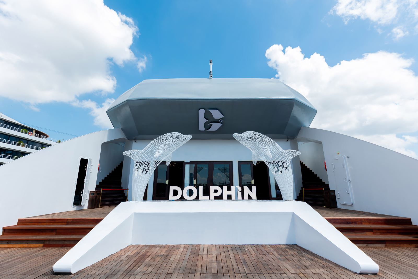 Du thuyền Dolphin Hạ Long 6 sao với lịch trình đẹp, dịch vụ tiêu chuẩn, không gian sang trọng giữa vịnh di sản.
