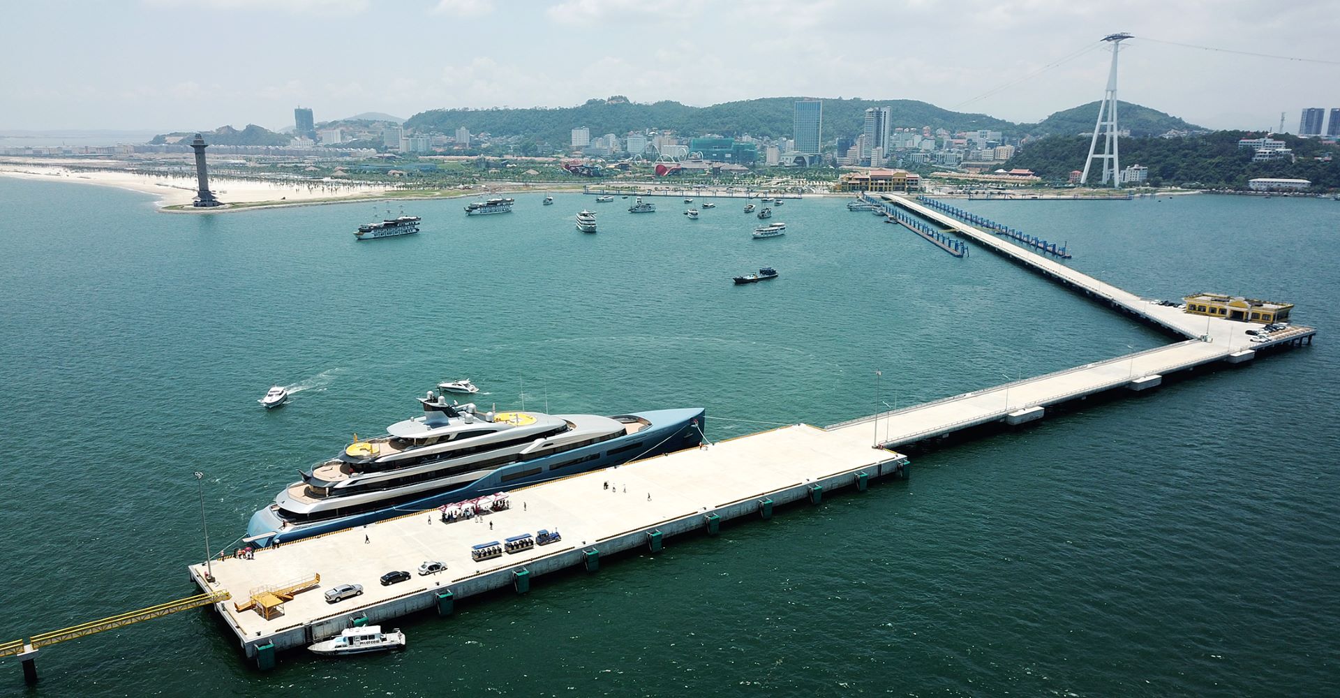 Du thuyền Dolphin Hạ Long 6 sao với lịch trình đẹp, dịch vụ tiêu chuẩn, không gian sang trọng giữa vịnh di sản.