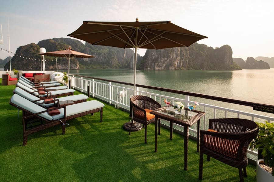 Sundeck của du thuyền Dora vô cùng rộng rãi giúp du khách ngắm nhìn toàn bộ vịnh Lan Hạ