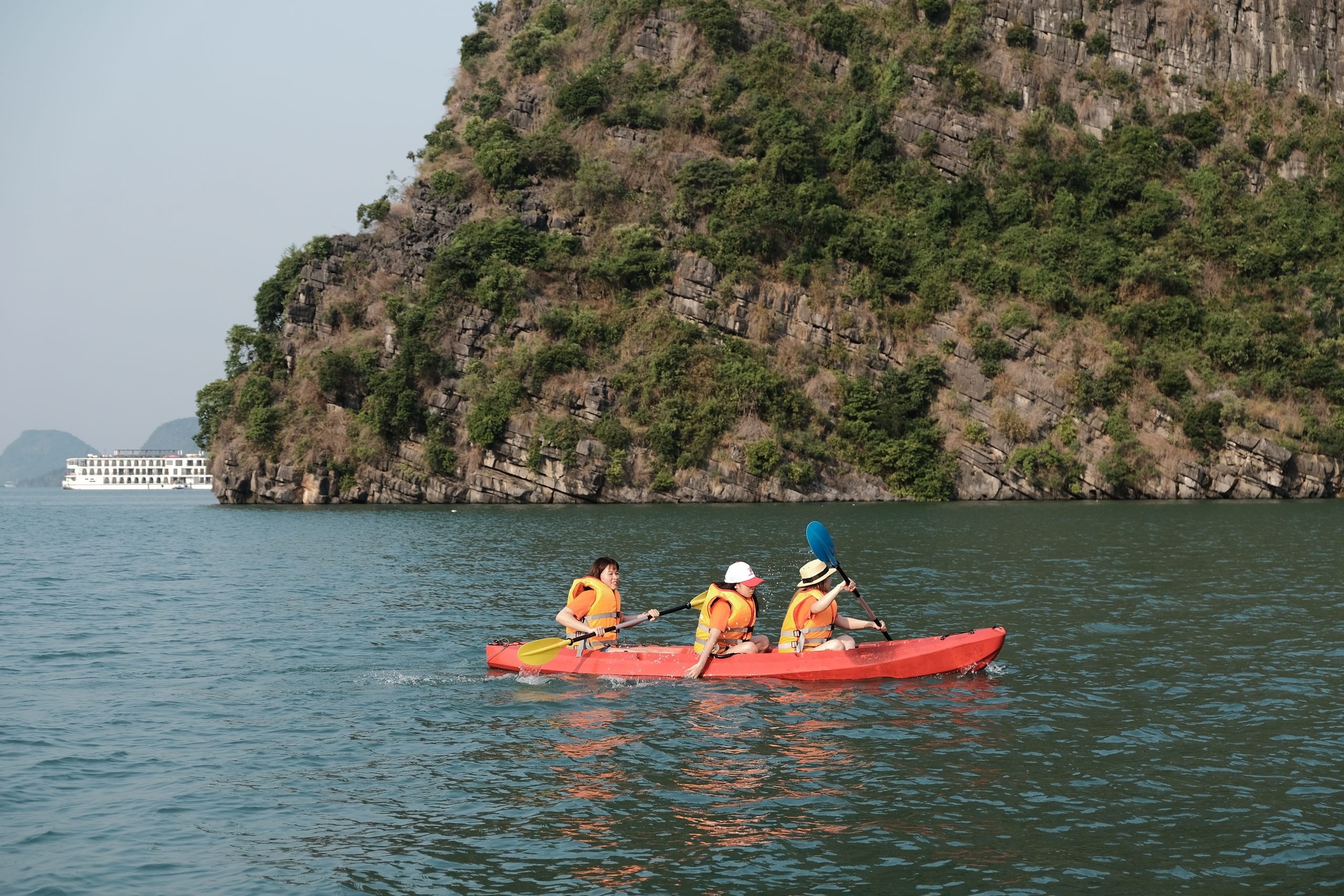 Du khách trải nghiệm trèo thuyền Kayak ngay trên vịnh Lan Hạ