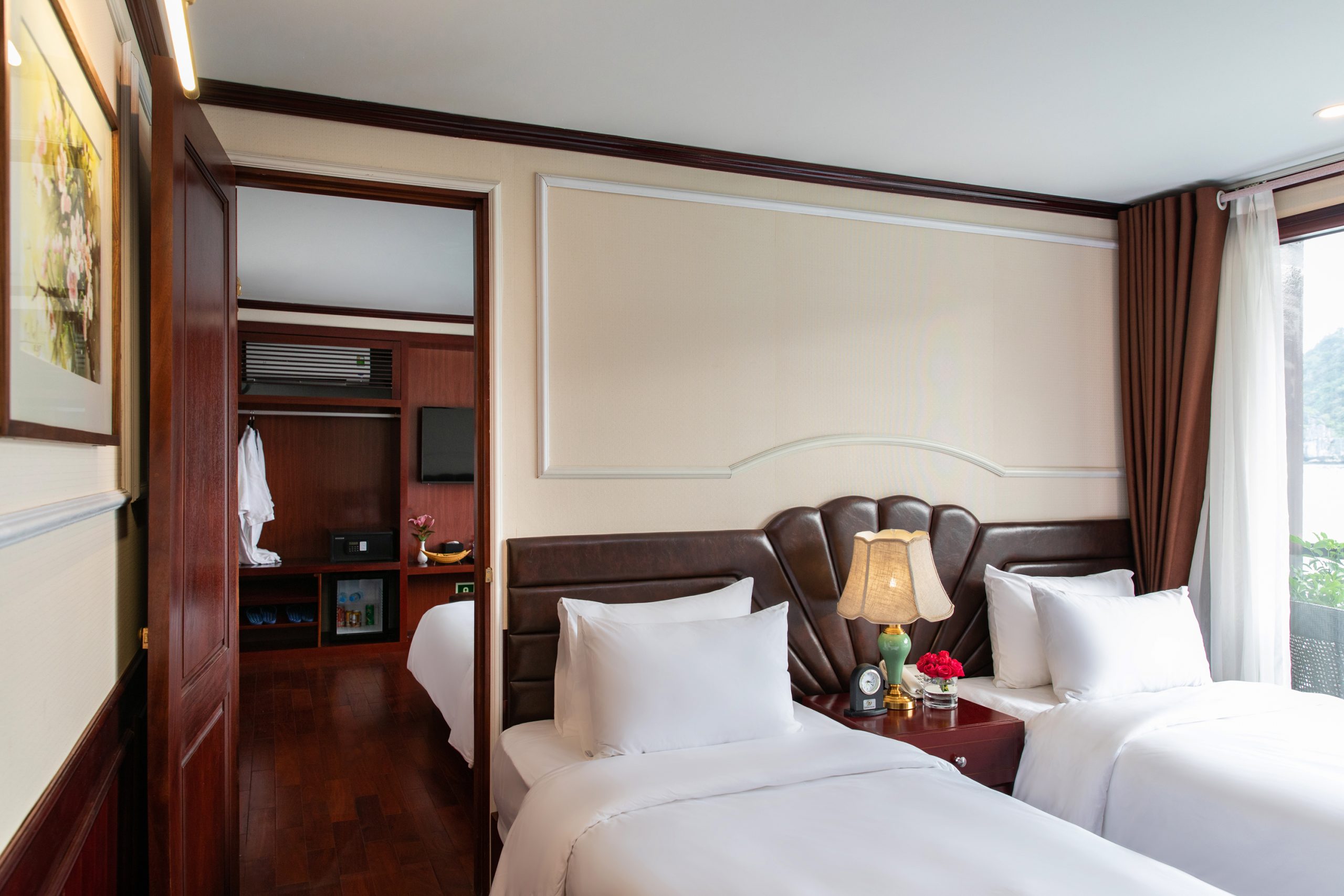 Hạng phòng Family Connecting Suite trên du thuyền Dora