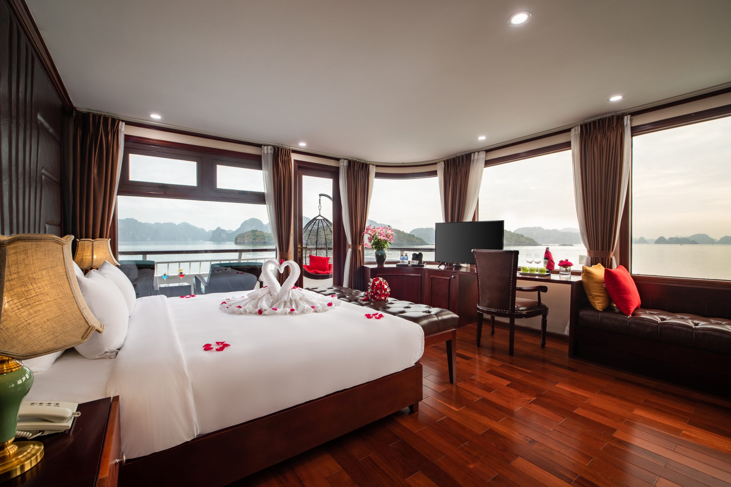 Hạng phòng Executive Suite trên du thuyền Dora