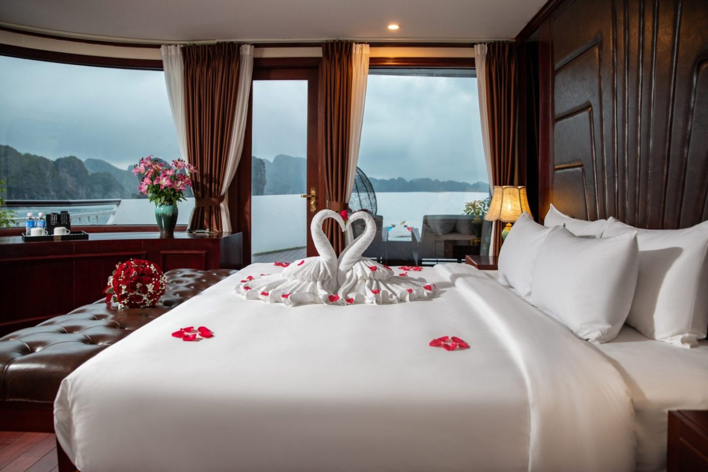 Hạng phòng Honey Moon Suite trên du thuyền Dora