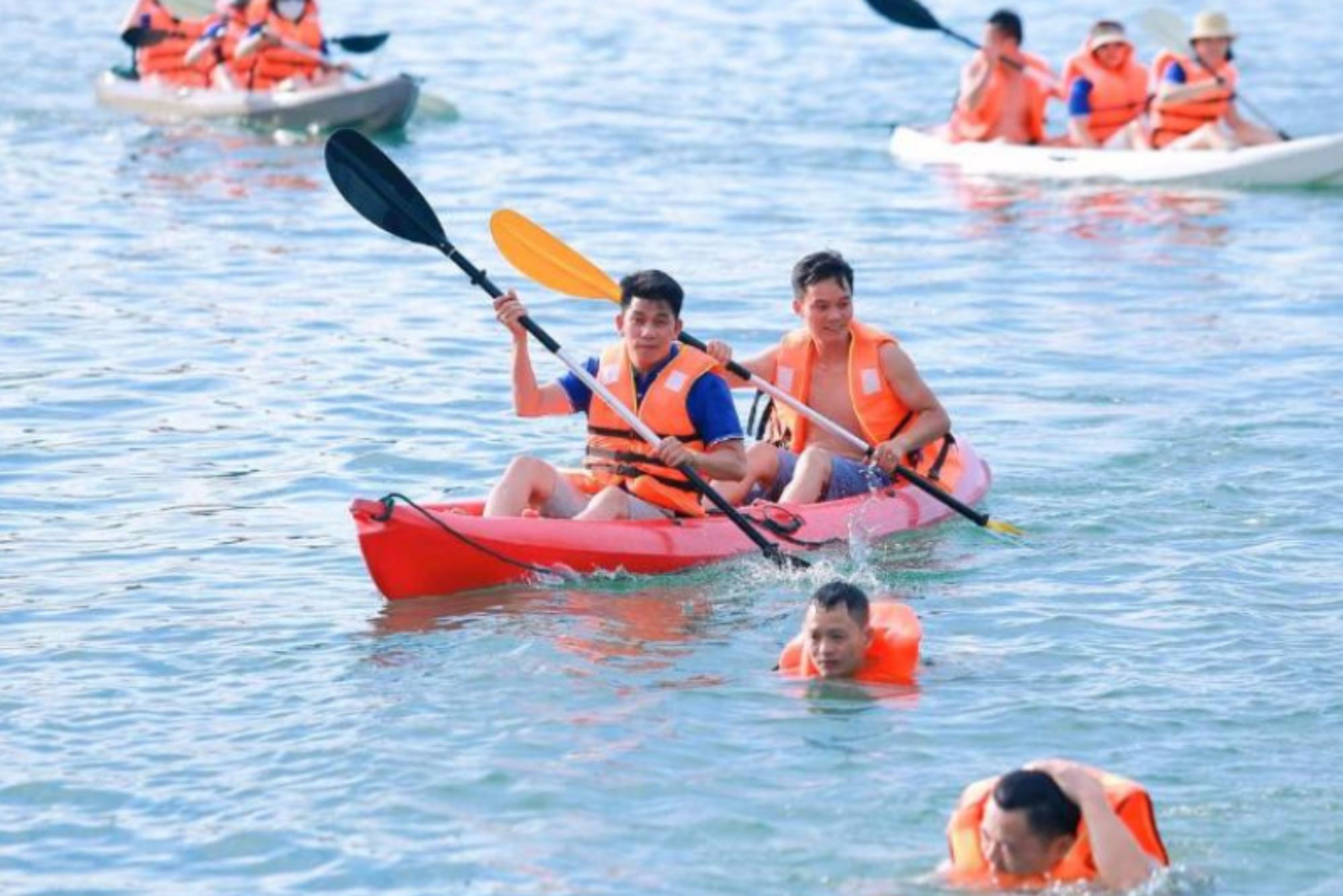 Chèo kayak khám phá vịnh, bơi lội giữa làn nước trong xanh