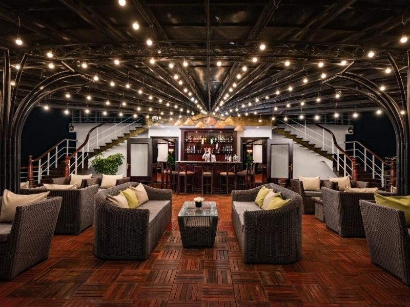 Erina Lounge & Bar với tầm nhìn toàn cảnh là nơi lý tưởng để nhâm nhi cocktail thư giãn