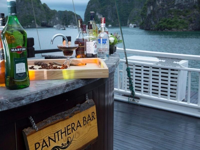 Quầy bar ngoài trời giúp du khách vừa nhâm nhi vừa ngắm vẻ đẹp của vịnh Hạ Long