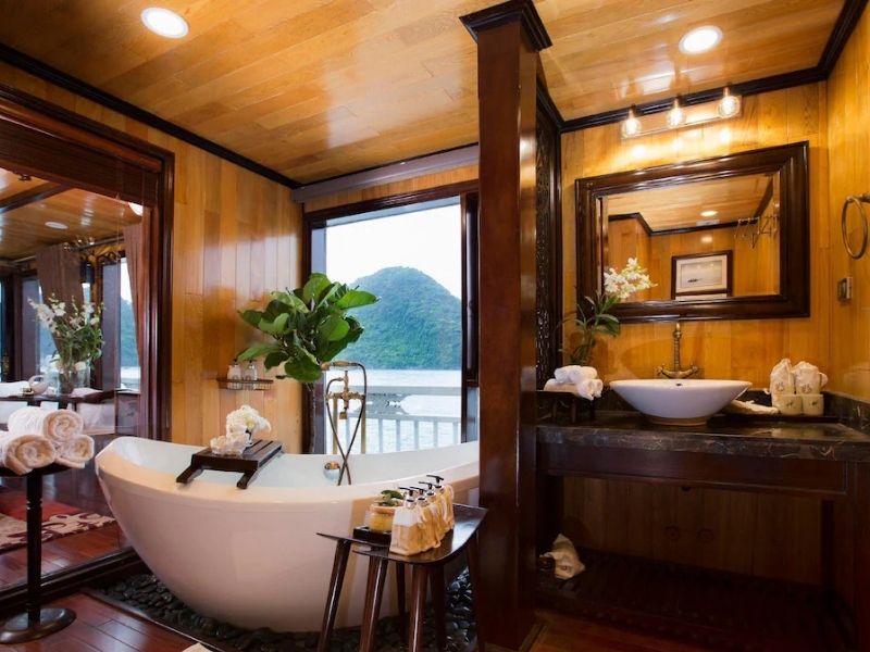 Bồn tắm view biển giúp du khách thư giản ngắm toàn bộ vịnh