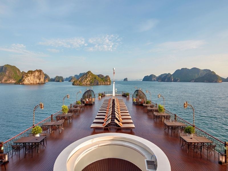 Là du thuyền có tổng diện tích và sundeck lớn nhất trên vịnh Hạ Long hiện tại