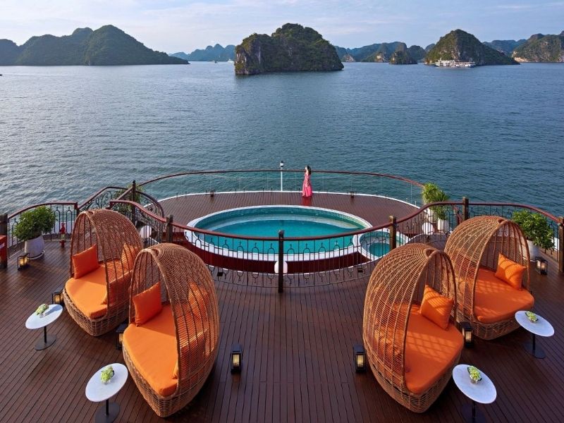 Sundeck là không gian ngoài trời lý tưởng để du khách thư giãn và tận hưởng vẻ đẹp ngoạn mục của Vịnh Hạ Long.