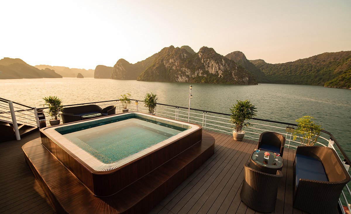 Bể bơi mini và sundeck rộng rãi trên du thuyền giúp du khách ngắm nhìn toàn bộ cảnh đẹp của vịnh