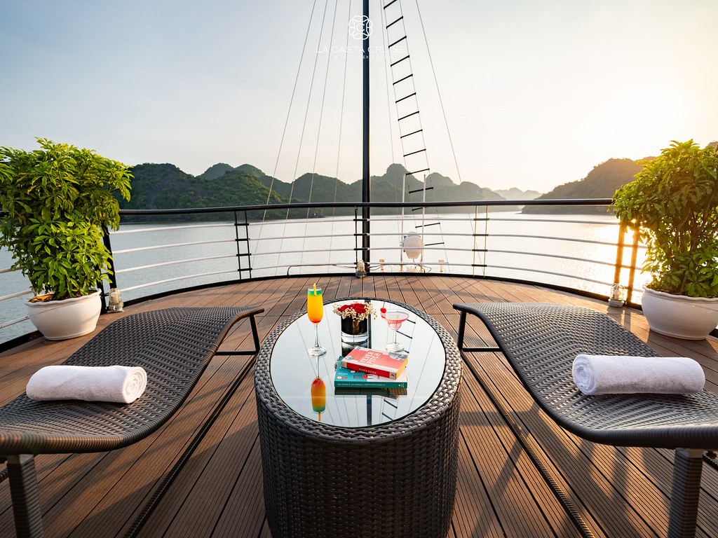 Sundeck ngoài trời giúp du khách thư giãn ngắm vẻ đẹp của vịnh Lan Hạ
