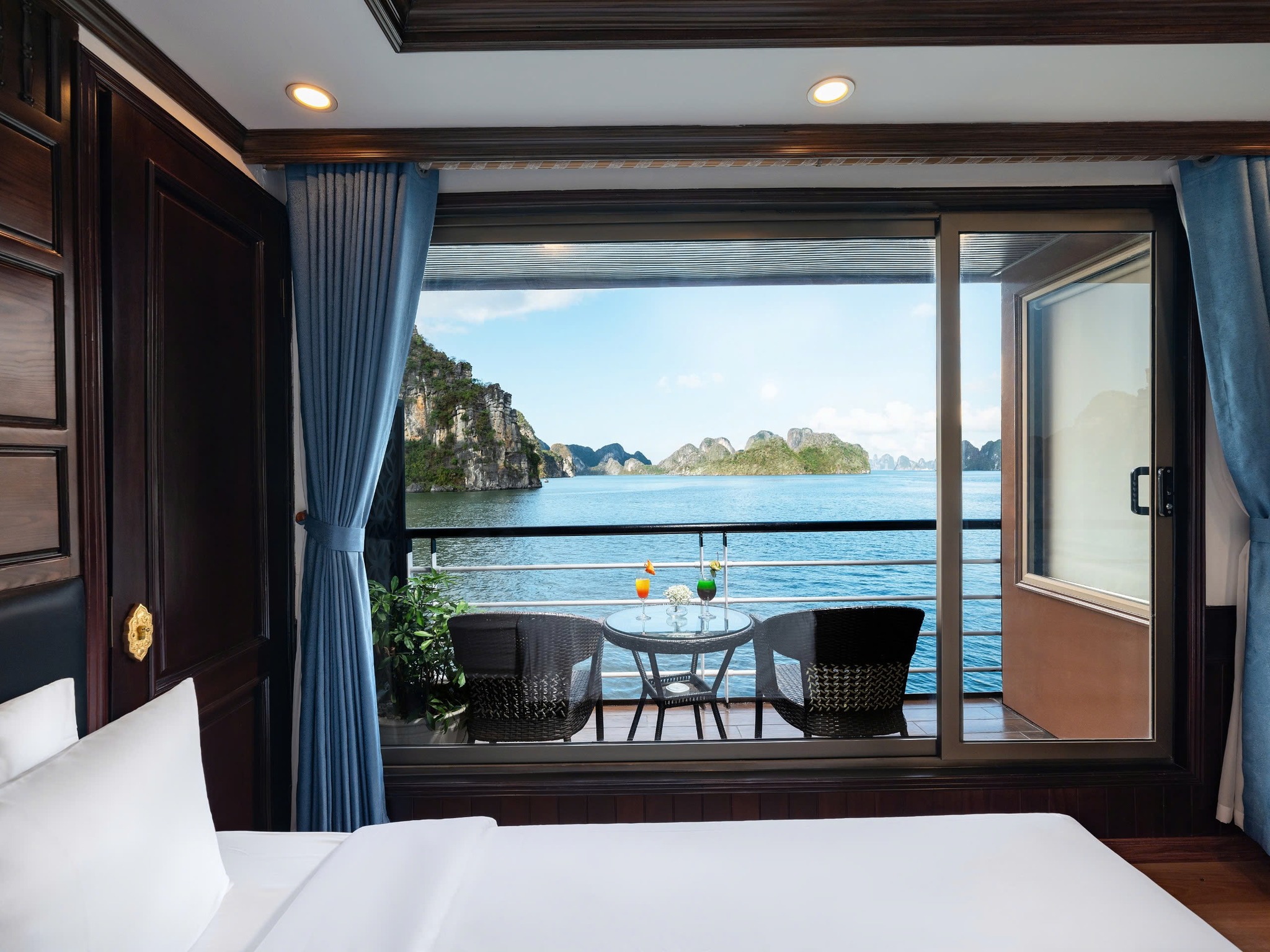 Hạng phòng Suite Senior với phòng ngủ view biển giúp du khách thư giãn