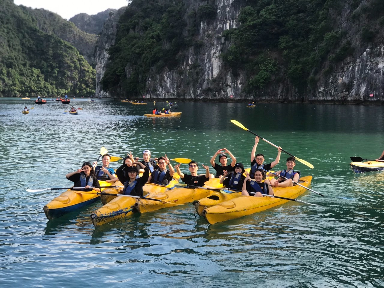 Du khách trải nghiệm trèo thuyền Kayak khám phá hang Sáng Tối