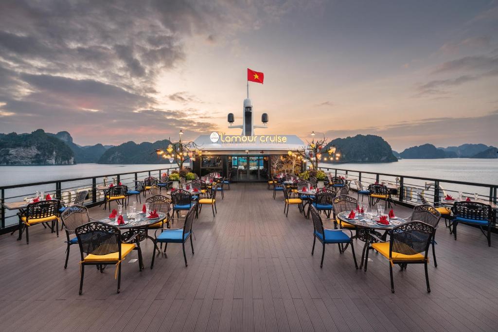 Sundeck ngoài trời rộng rãi với sức chứa 250 người giúp du khách ngắm nhìn vẻ đẹp vịnh Hạ Long