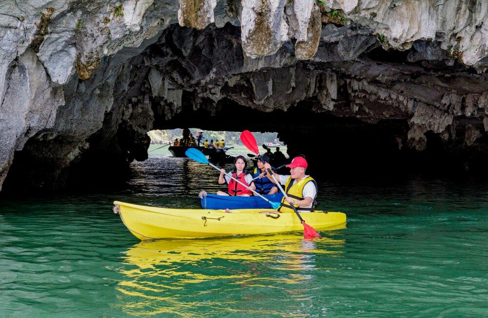 Du khách được trải nghiệm trèo thuyền Kayak ngắm nhìn vịnh Hạ Long