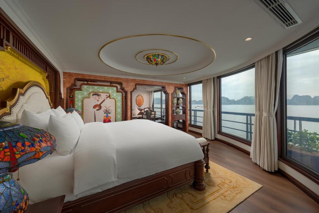 Hạng phòng Majestic trên du thuyền L'Amour có tích hợp Jacuzzi ngoài trời
