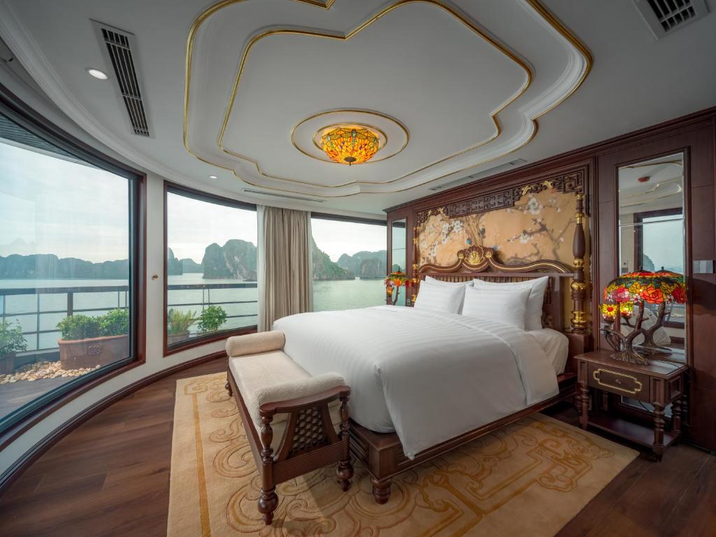 Hạng phòng Royal Palace trên du thuyền L'Amour
