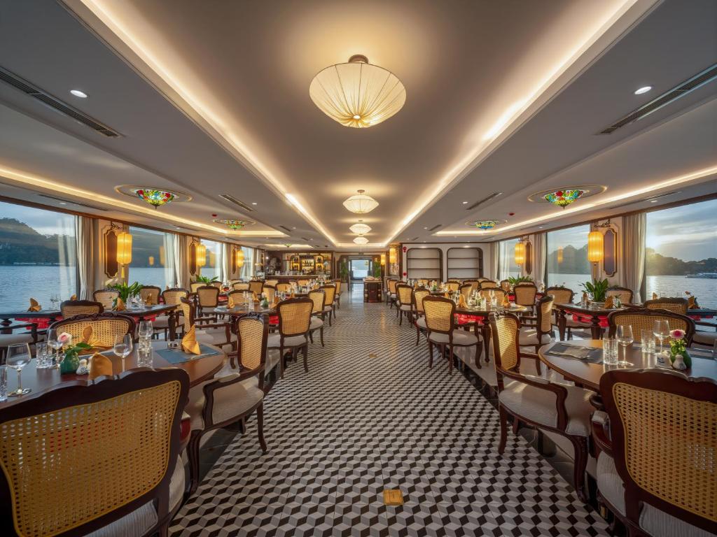 Hoa Lư Restaurant mang đến không gian ẩm thực đậm chất Việt Nam