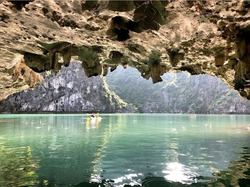 Du khách được tham quan hang Sáng Tối cùng với du thuyền La Pinta