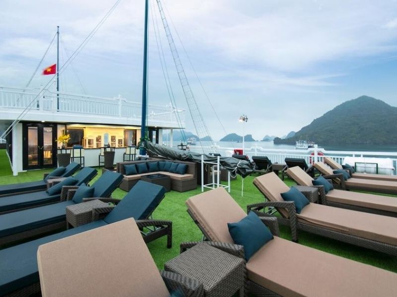 Sundeck ngoài trời rộng rãi giúp du khách thư giãn ngắm vẻ đẹp của vịnh