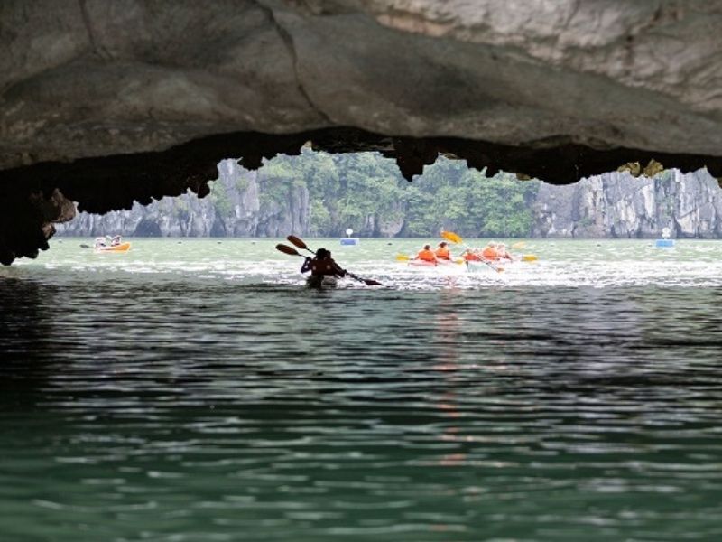 Du khách được trải nghiệm trèo thuyền Kayak khi tham gia tour du thuyền La Pinta