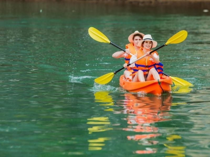 Tự do bơi lội và chèo kayak tại khu vực biển đảo Vạn Bội
