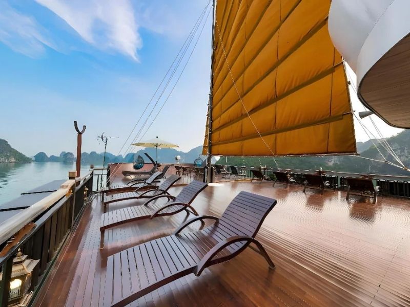 Không gian bên trong tàu được bố trí hợp lý với sundeck rộng rãi