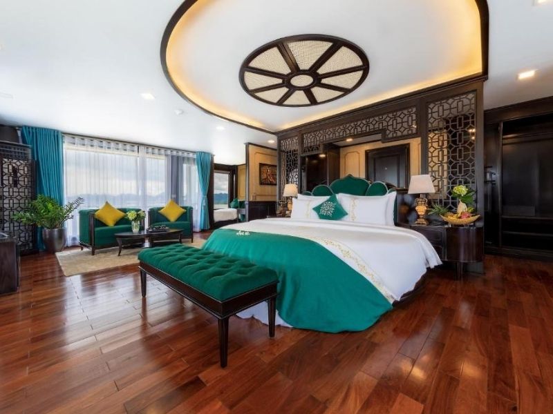 Queen Regent Suite sở hữu ban công riêng lớn hướng thẳng ra vịnh