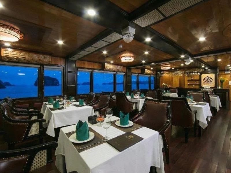 Thưởng thức bữa tối tại nhà hàng sang trọng