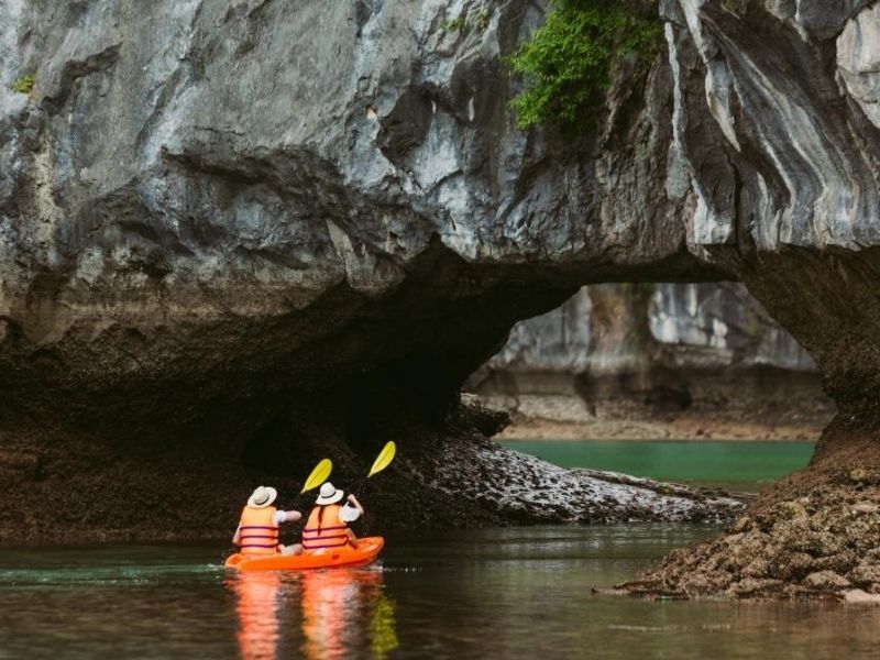 La Regina Legend được xem là một trong những du thuyền 5 sao mang đến trải nghiệm trọn vẹn cả về nghỉ dưỡng lẫn khám phá tại vịnh Lan Hạ.