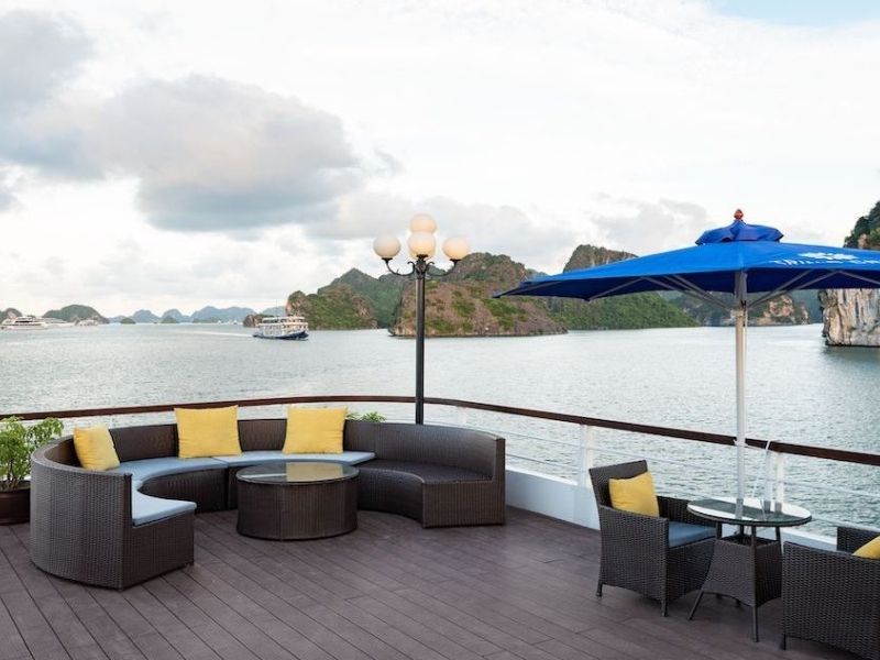 Sundeck ngoài trời giúp du khách thư giãn ngắm nhìn toàn bộ vịnh Hạ Long