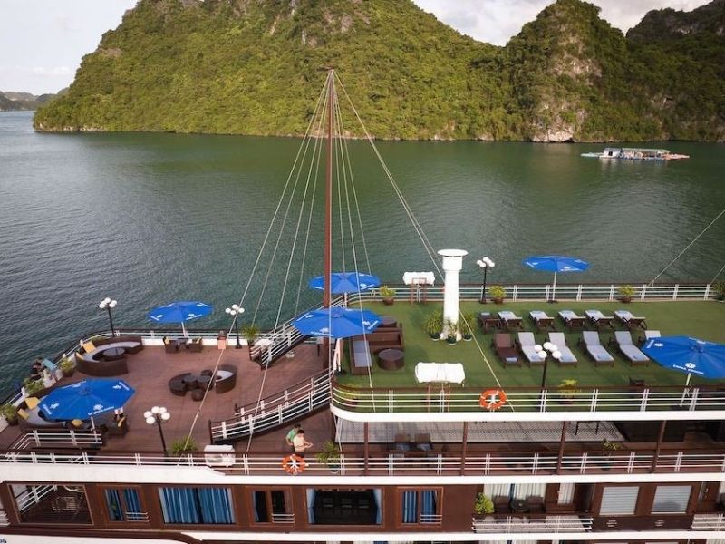 Sundeck ngoài trời rộng rãi giúp du khách thư giãn ngắm toàn bộ vịnh Hạ Long
