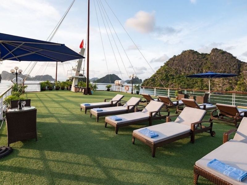 Sundeck ngoài trời giúp du khách thư giãn