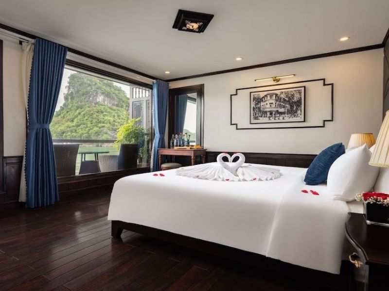 Hạng phòng Junior Suite Ocean View với giường ngủ có tầm nhìn tuyệt đẹp ra vịnh Lan Hạ