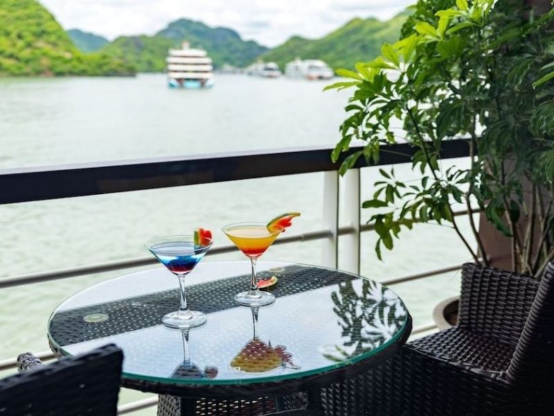 Hạng phòng Senior Suite Ocean View cho du khách ở vị trí cao hơn để có thể ngắm nhìn cảnh đẹp của vịnh Lan Hạ