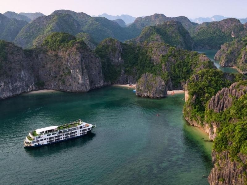 Du thuyền Mon Chéri là một trong những du thuyền sang trọng nhất tại Vịnh Hạ Long