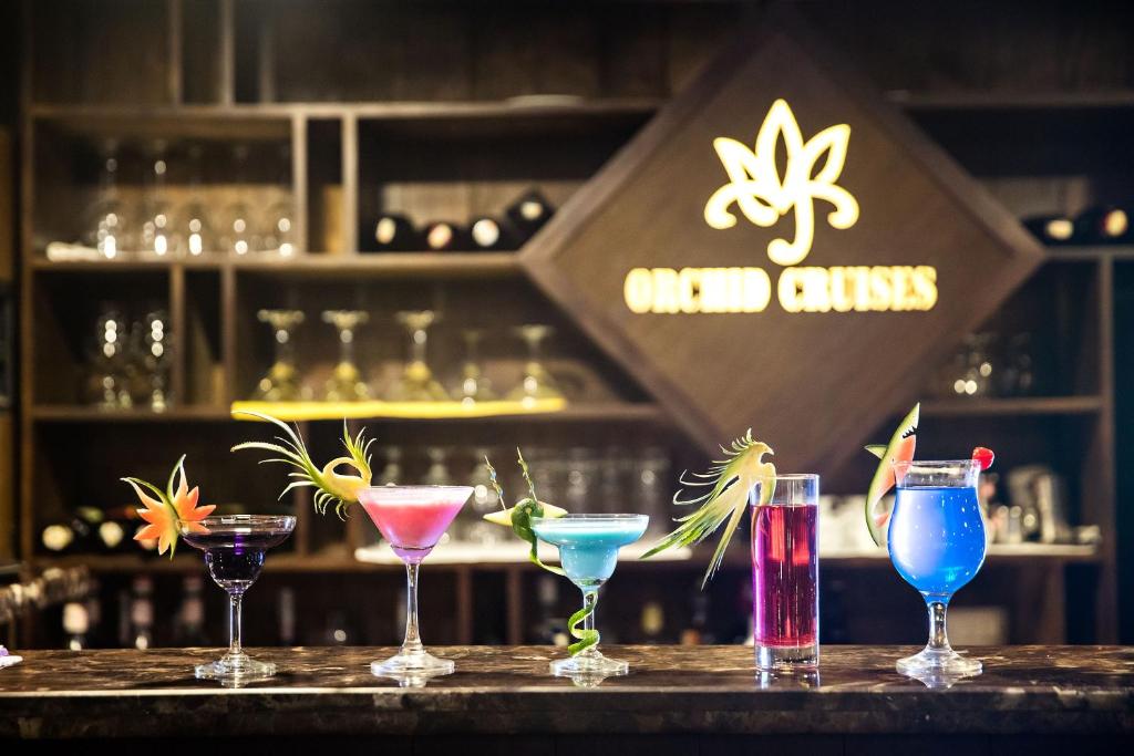 Quầy bar thiết kế mở, phục vụ đồ uống mát lạnh