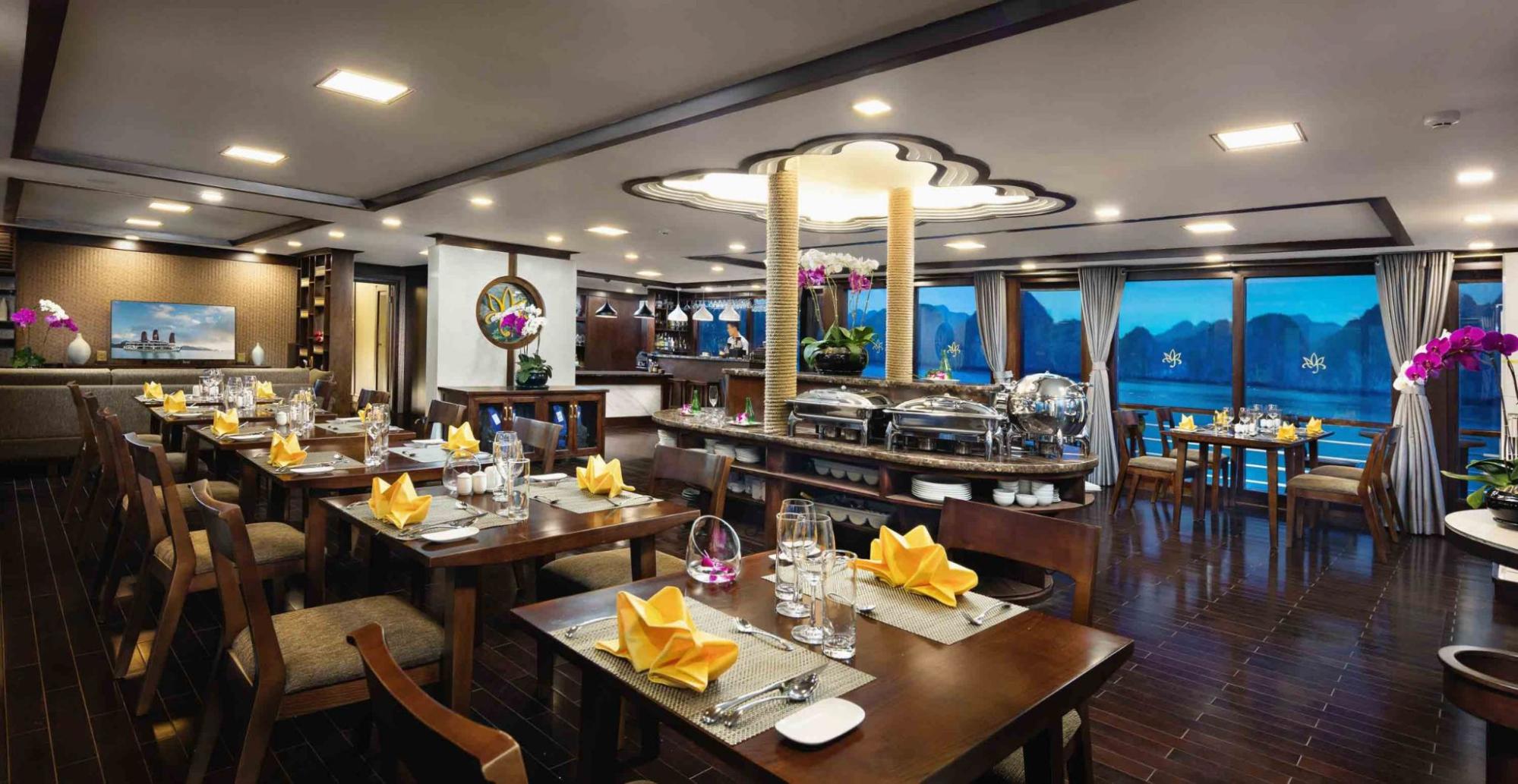 Nhà hàng Orchid Classic ấm cúng, phục vụ menu Á - Âu phong phú