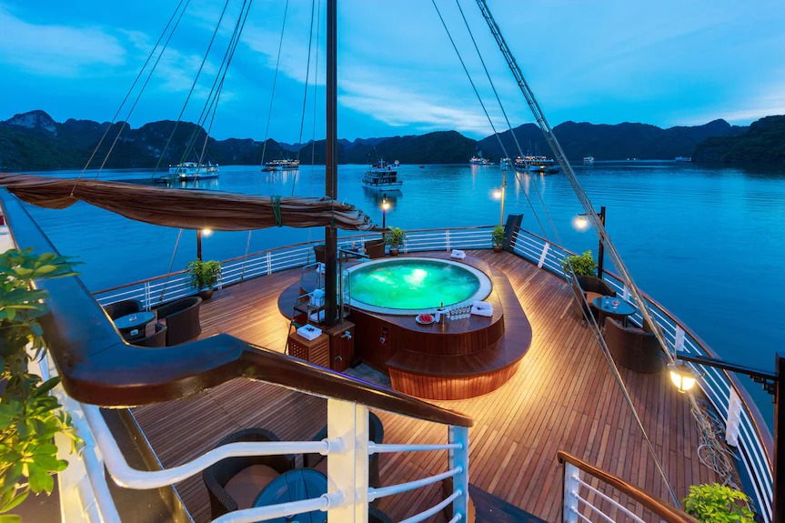 Khu bể bơi Jacuzzi thiết kế độc đáo, bố trí ngay trên boong tàu