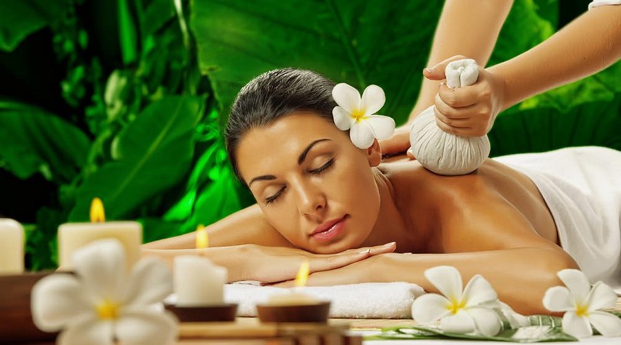 Du khách trải nghiệm dịch vụ massage trên du thuyền Orchid Premium