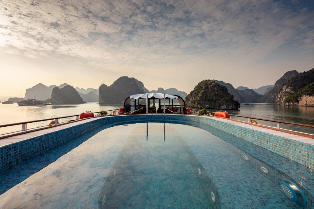 Khu vực bể bơi ngoài trời view 360 độ ấn tượng