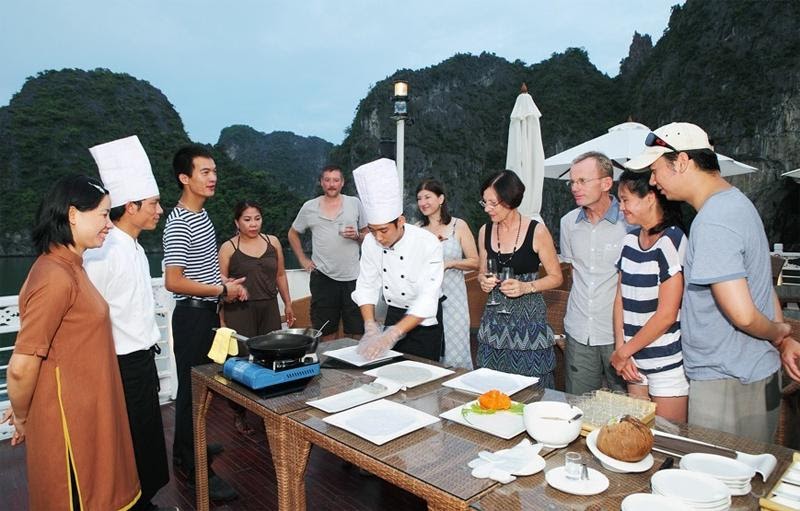 Khách ngoại quốc thích thú tham gia các lớp Cooking Class