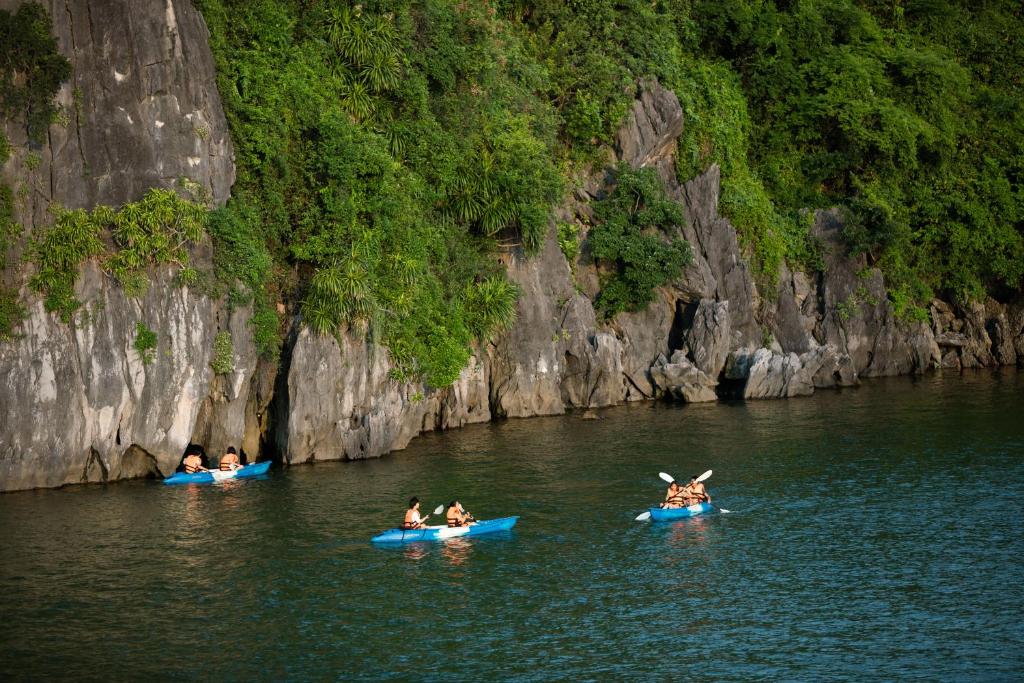 Chèo thuyền Kayak trên vịnh biển giúp du khách rèn luyện sức khỏe