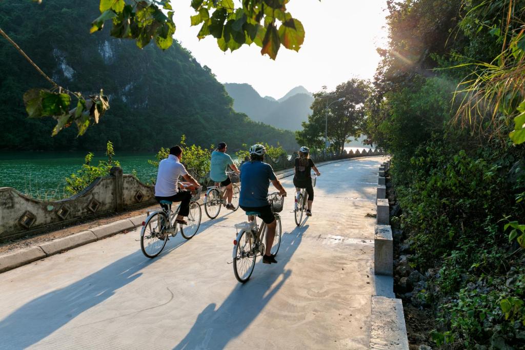 Khách du lịch đạp xe khám phá làng chài