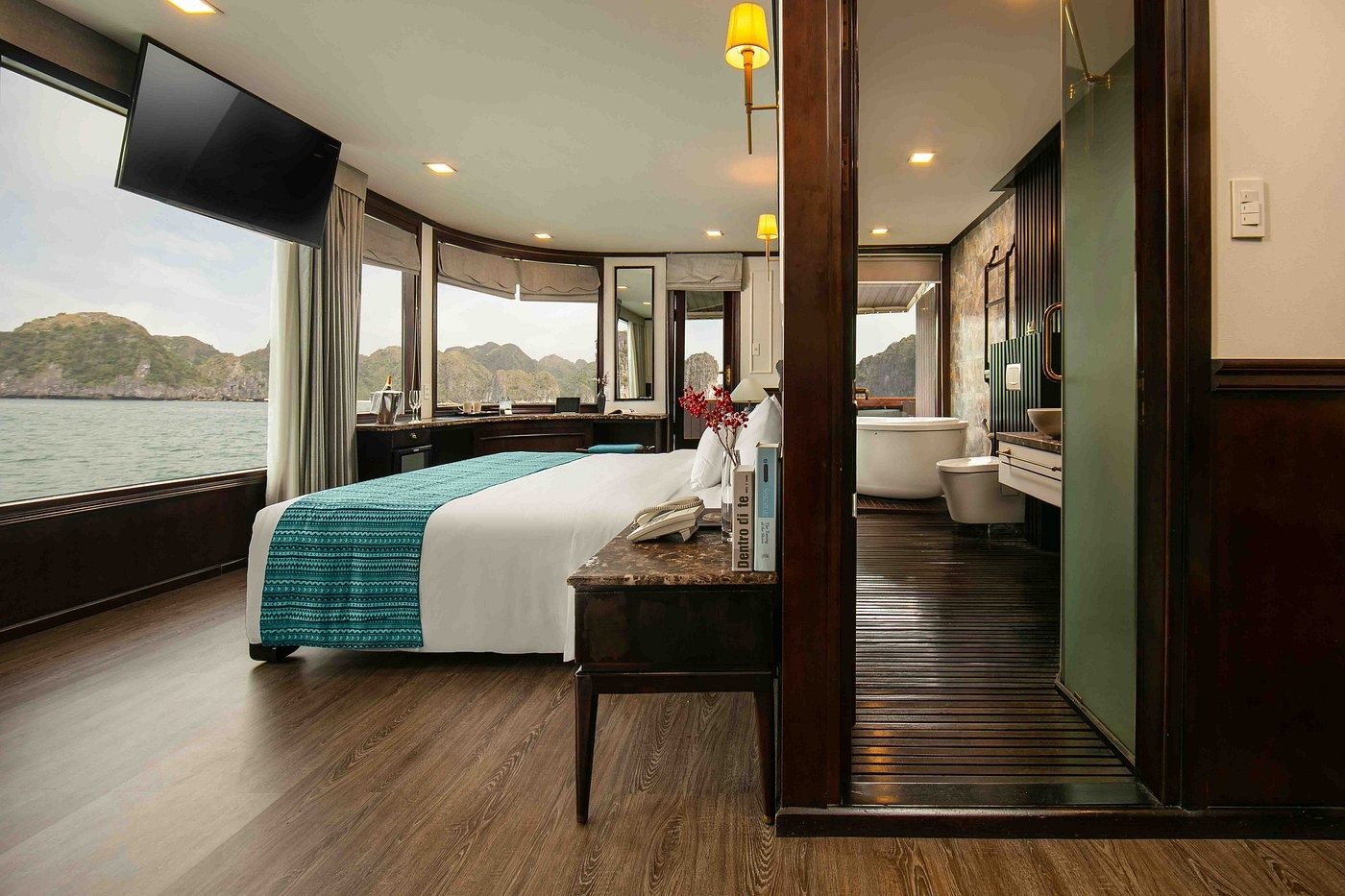 Exclusive Suite sang trọng với ban công rộng nhìn biển